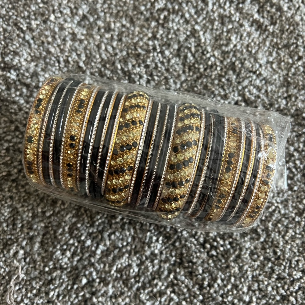 Black and gold bangle set
